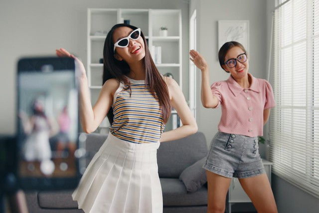 Người trẻ trong thời đại số: Online nhiều nhưng không chơi, “tự thân” mở cơ hội mới - Ảnh 1.