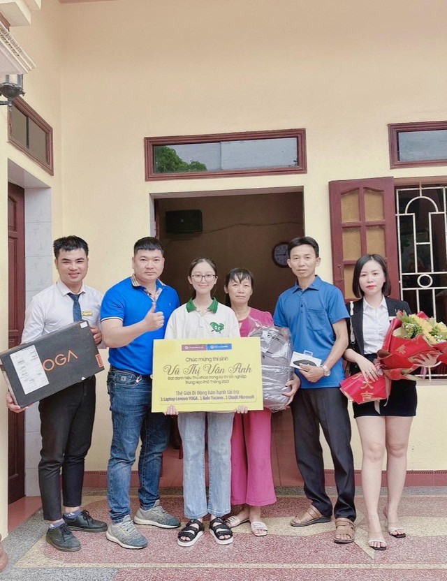 Vừa công bố điểm thi THPT, Thế Giới Di Động đã tặng ngay quà cực “xịn” cho Tân Thủ khoa - Ảnh 1.
