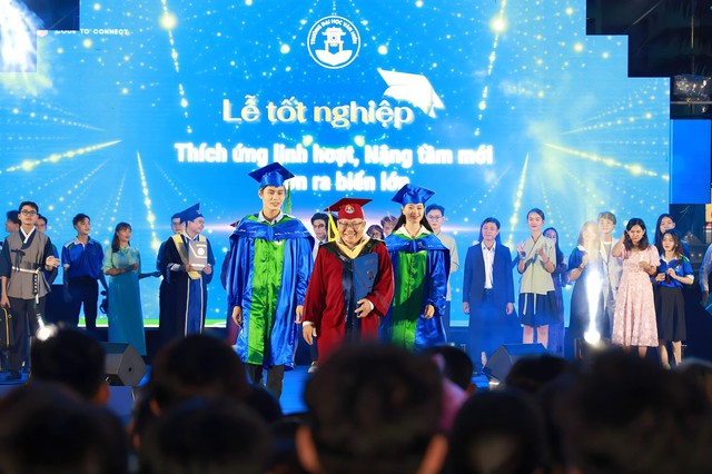 Hơn 2.000 sinh vi&ecirc;n ch&aacute;y hết m&igrave;nh c&ugrave;ng d&agrave;n ca sĩ đ&igrave;nh đ&aacute;m tại Vi vu c&ugrave;ng VHU - Ảnh 11.