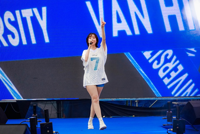 Hơn 2.000 sinh vi&ecirc;n ch&aacute;y hết m&igrave;nh c&ugrave;ng d&agrave;n ca sĩ đ&igrave;nh đ&aacute;m tại Vi vu c&ugrave;ng VHU - Ảnh 4.