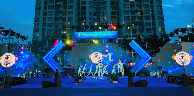 Hơn 2.000 sinh vi&ecirc;n ch&aacute;y hết m&igrave;nh c&ugrave;ng d&agrave;n ca sĩ đ&igrave;nh đ&aacute;m tại Vi vu c&ugrave;ng VHU - Ảnh 6.