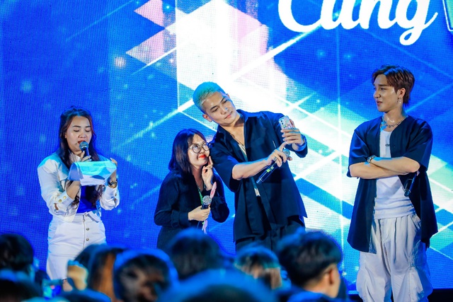 Hơn 2.000 sinh vi&ecirc;n ch&aacute;y hết m&igrave;nh c&ugrave;ng d&agrave;n ca sĩ đ&igrave;nh đ&aacute;m tại Vi vu c&ugrave;ng VHU - Ảnh 8.