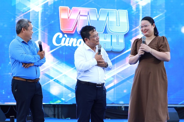 Hơn 2.000 sinh vi&ecirc;n ch&aacute;y hết m&igrave;nh c&ugrave;ng d&agrave;n ca sĩ đ&igrave;nh đ&aacute;m tại Vi vu c&ugrave;ng VHU - Ảnh 10.