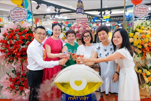 Mắt Việt tưng bừng khai trương cửa hàng flagship đầu tiên tại Hà Nội dành cho tín đồ hàng hiệu - Ảnh 1.