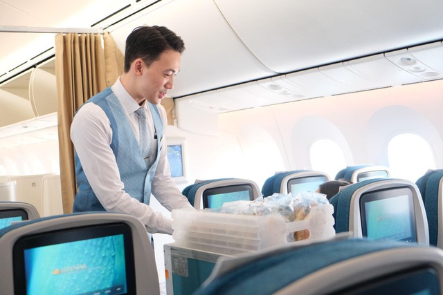 Vietnam Airlines quyên góp hàng chục nghìn suất ăn khô tới tổ chức từ thiện - Ảnh 1.