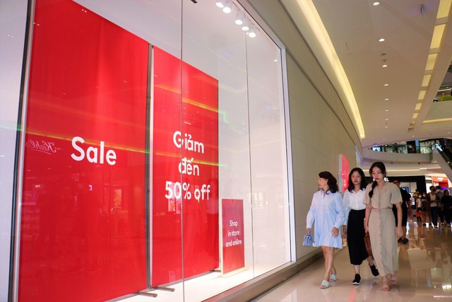 Bùng nổ siêu sale cuối mùa lên tới 80% tại Crescent Mall - Ảnh 1.