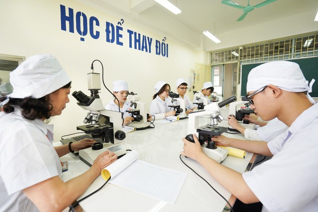 Điểm chuẩn khối ng&agrave;nh Sức khoẻ cao ch&oacute;t v&oacute;t, cơ hội n&agrave;o cho th&iacute; sinh? - Ảnh 1.