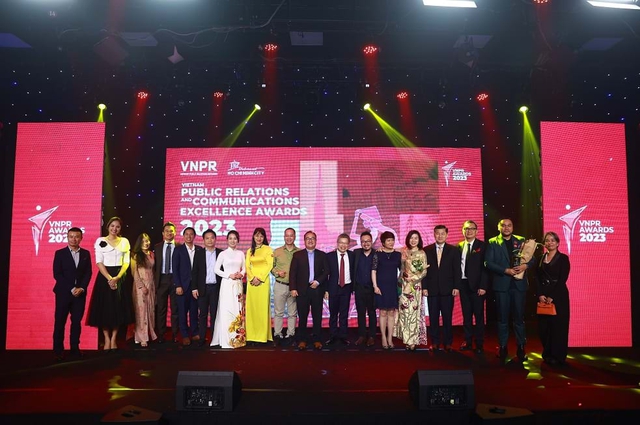 VNPR Awards 2023 vinh danh dự &aacute;n vẽ tranh cộng đồng hơn 110m của sinh vi&ecirc;n Quan hệ c&ocirc;ng ch&uacute;ng HUTECH - Ảnh 2.