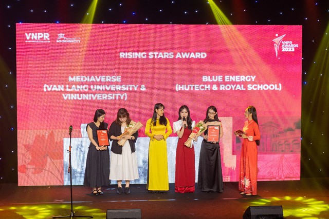 VNPR Awards 2023 vinh danh dự &aacute;n vẽ tranh cộng đồng hơn 110m của sinh vi&ecirc;n Quan hệ c&ocirc;ng ch&uacute;ng HUTECH - Ảnh 3.