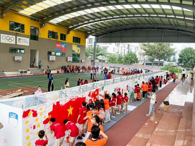 VNPR Awards 2023 vinh danh dự &aacute;n vẽ tranh cộng đồng hơn 110m của sinh vi&ecirc;n Quan hệ c&ocirc;ng ch&uacute;ng HUTECH - Ảnh 4.