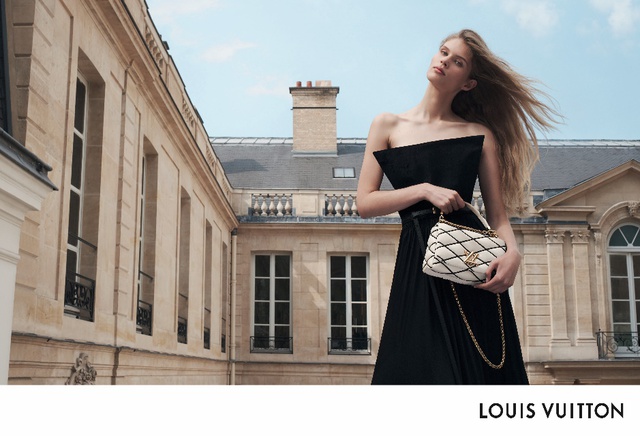 Vẻ đẹp đầy m&ecirc; hoặc của những &ldquo;n&agrave;ng thơ&rdquo; nước Ph&aacute;p trong BST Louis Vuitton Thu-Đ&ocirc;ng 2023 - Ảnh 4.