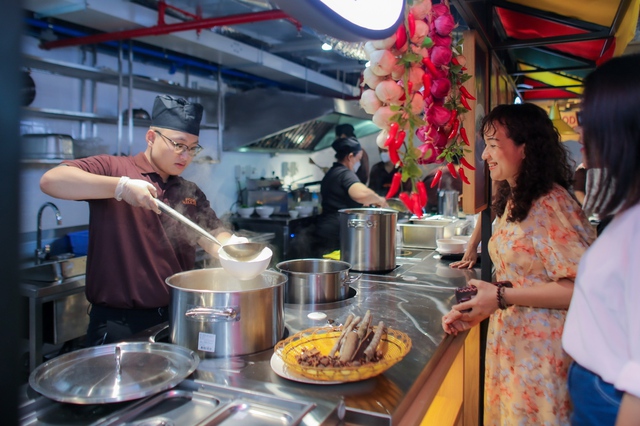 Check-in Food Village - Khu ẩm thực mới khai trương tại s&acirc;n bay T&acirc;n Sơn Nhất - Ảnh 4.