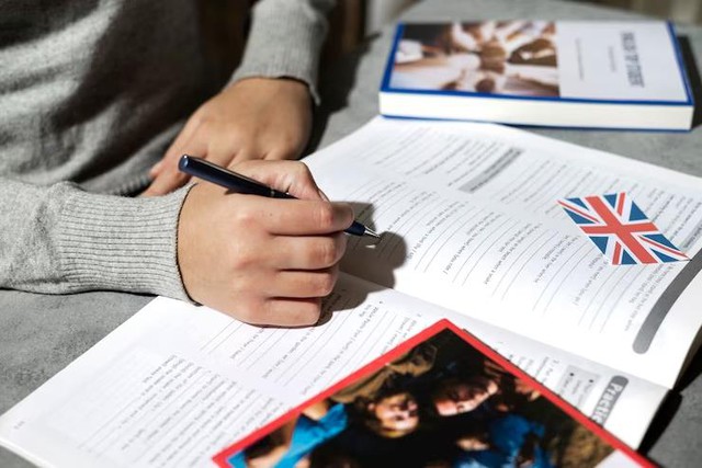 V&igrave; đ&acirc;u giới trẻ &ldquo;đổ x&ocirc;&rdquo; đi học IELTS? - Ảnh 1.