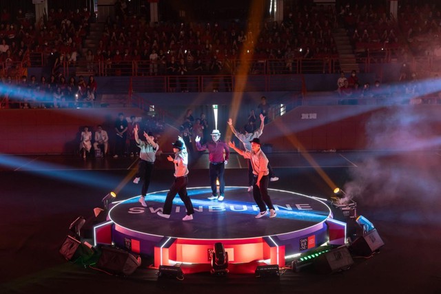 Giám đốc Swinburne Việt Nam gây sốt khi hoá thành dancer trong tiết mục Fly to the moon - Ảnh 1.
