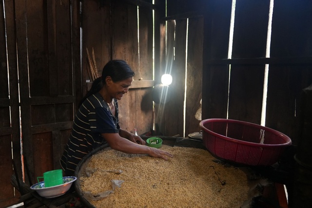 Đèn năng lượng mặt trời mang ánh sáng cho hàng trăm hộ gia đình huyện Nam Trà My - Ảnh 3.