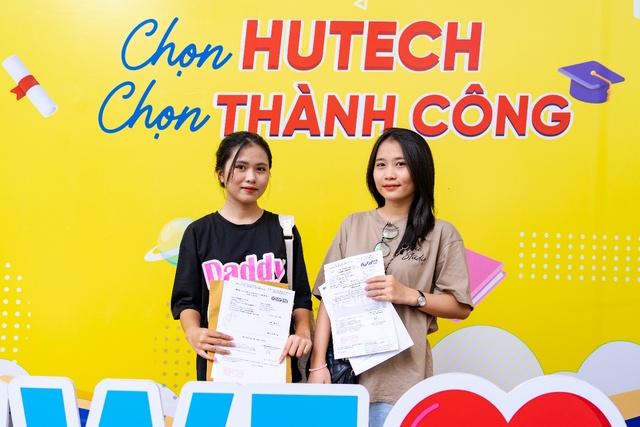 Thí sinh trúng tuyển háo hức nhập học, chính thức trở thành tân sinh viên HUTECH - Ảnh 1.