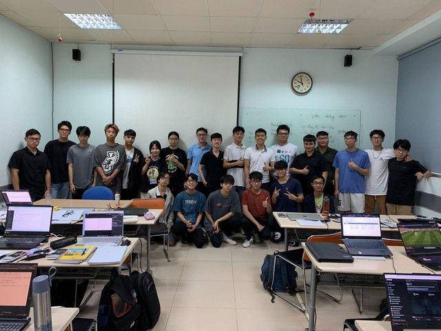 Tạm biệt nỗi sợ To&aacute;n cao cấp với những b&agrave;i giảng s&aacute;ng tạo, hấp dẫn của Tiến sĩ so&aacute;i ca Trường ĐH FPT - Ảnh 2.