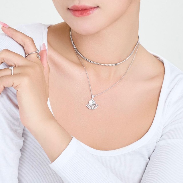 F5 phong c&aacute;ch m&ugrave;a tựu trường với những mẫu trang sức c&aacute; t&iacute;nh - Ảnh 3.
