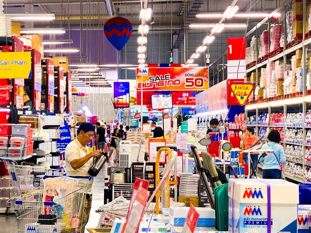 Si&ecirc;u thị tung nhiều chương tr&igrave;nh hấp dẫn, bạn đ&atilde; sắm sửa đầy đủ để tận hưởng kỳ nghỉ lễ chưa? - Ảnh 1.