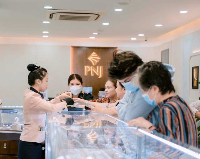 Doanh nghiệp nào thuộc top đầu ngành bán lẻ trong bảng xếp hạng VIX50 2023? - Ảnh 2.