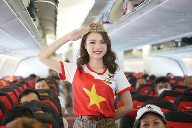 Rộn ràng hình ảnh cờ đỏ sao vàng trên những chuyến bay Vietjet dịp 2/9 - Ảnh 1.