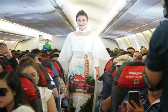 Rộn ràng hình ảnh cờ đỏ sao vàng trên những chuyến bay Vietjet dịp 2/9 - Ảnh 2.