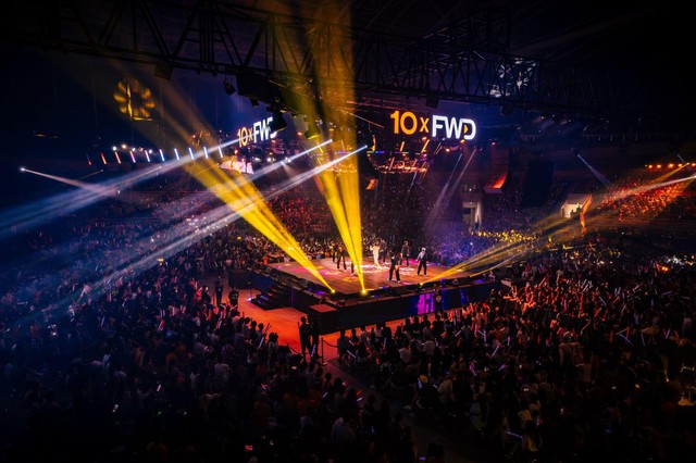 Hàng ngàn khán giả mãn nhãn với phần trình diễn bùng nổ của Hoàng Thùy Linh, HIEUTHUHAI, MONO, Anh Tú… tại FWD Music Fest 2023 - Ảnh 1.