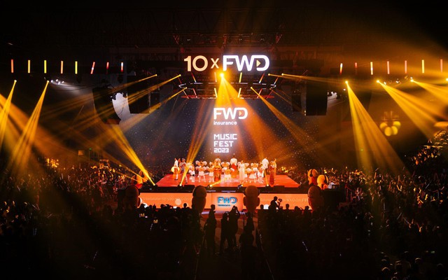 Hàng ngàn khán giả mãn nhãn với phần trình diễn bùng nổ của Hoàng Thùy Linh, HIEUTHUHAI, MONO, Anh Tú… tại FWD Music Fest 2023 - Ảnh 2.