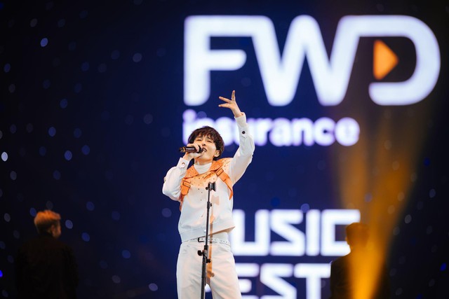 Hàng ngàn khán giả mãn nhãn với phần trình diễn bùng nổ của Hoàng Thùy Linh, HIEUTHUHAI, MONO, Anh Tú… tại FWD Music Fest 2023 - Ảnh 4.