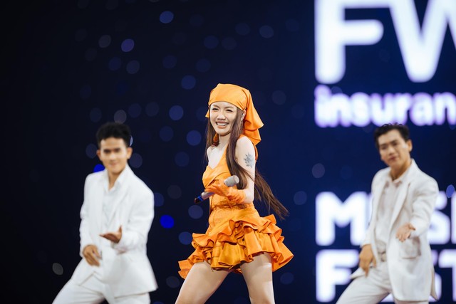 Hàng ngàn khán giả mãn nhãn với phần trình diễn bùng nổ của Hoàng Thùy Linh, HIEUTHUHAI, MONO, Anh Tú… tại FWD Music Fest 2023 - Ảnh 6.
