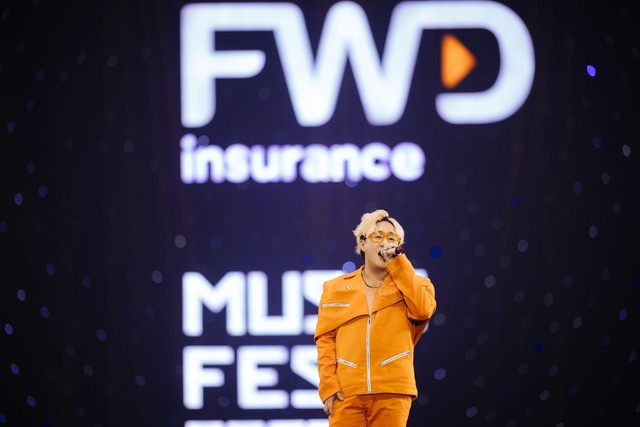 Hàng ngàn khán giả mãn nhãn với phần trình diễn bùng nổ của Hoàng Thùy Linh, HIEUTHUHAI, MONO, Anh Tú… tại FWD Music Fest 2023 - Ảnh 9.
