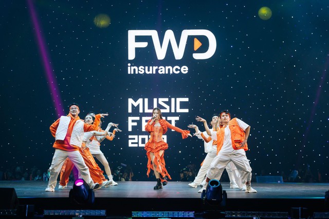 Hàng ngàn khán giả mãn nhãn với phần trình diễn bùng nổ của Hoàng Thùy Linh, HIEUTHUHAI, MONO, Anh Tú… tại FWD Music Fest 2023 - Ảnh 10.