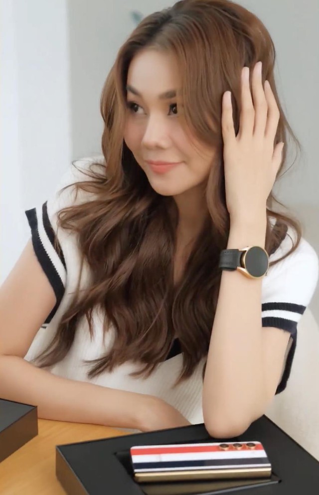 Đại sứ Thanh Hằng v&agrave; &ldquo;sao&rdquo; quốc tế say đắm với BST Galaxy Z Fold5 Thom Browne Edition - Ảnh 3.