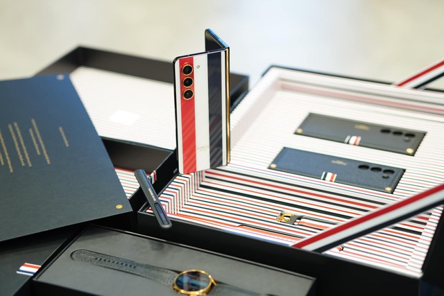 Đại sứ Thanh Hằng v&agrave; &ldquo;sao&rdquo; quốc tế say đắm với BST Galaxy Z Fold5 Thom Browne Edition - Ảnh 5.