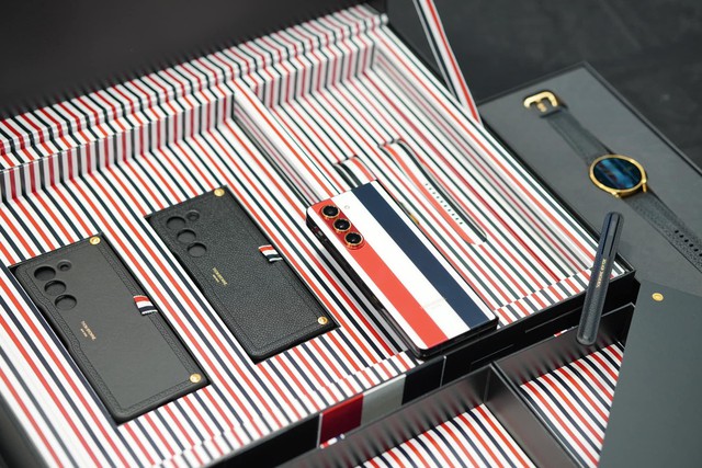 Đại sứ Thanh Hằng v&agrave; &ldquo;sao&rdquo; quốc tế say đắm với BST Galaxy Z Fold5 Thom Browne Edition - Ảnh 6.