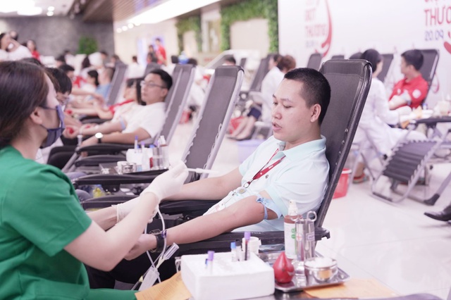 Người TNG Holdings Vietnam mang “giọt thương” gửi vào ngân hàng máu - Ảnh 2.