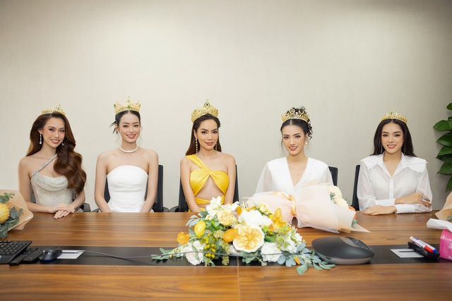 Top 5 Miss Grand Vietnam 2023 rạng rỡ thăm văn phòng Chicilon Media - Ảnh 2.