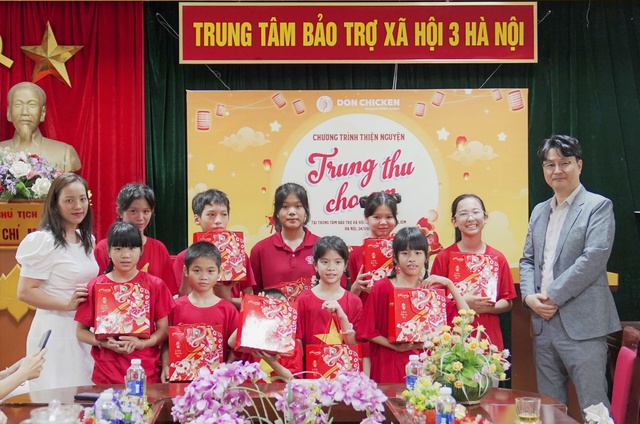 Ấm lòng phiên chợ “Trung thu cho em” 0 đồng của DON CHICKEN - Ảnh 1.