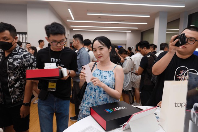 Chủ nh&acirc;n của những chiếc iPhone 15 series đầu ti&ecirc;n tại TopZone ch&iacute;nh thức lộ diện! - Ảnh 2.