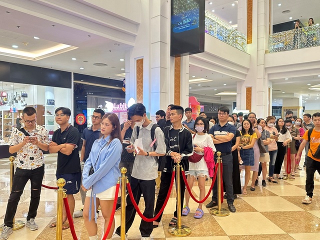 Viettel Store “chơi lớn”: Chính thức mở bán iPhone 15 tại Royal City trong 3 ngày - Ảnh 4.