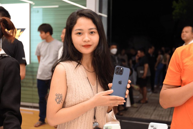 Chủ nh&acirc;n của những chiếc iPhone 15 series đầu ti&ecirc;n tại TopZone ch&iacute;nh thức lộ diện! - Ảnh 4.