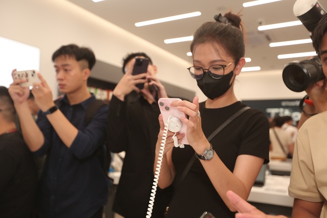 FPT Shop “bùng nổ” doanh số trong sự kiện tiên phong mở bán online iPhone 15 Series - Ảnh 5.