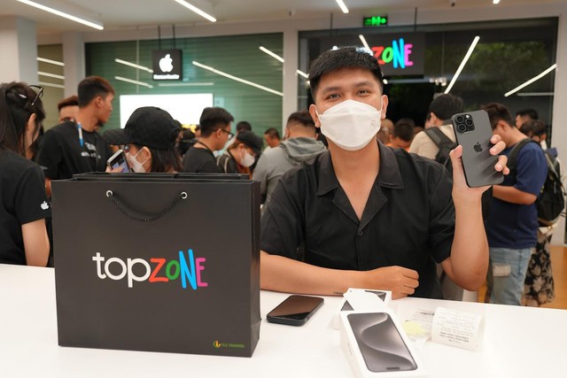 Chủ nh&acirc;n của những chiếc iPhone 15 series đầu ti&ecirc;n tại TopZone ch&iacute;nh thức lộ diện! - Ảnh 6.
