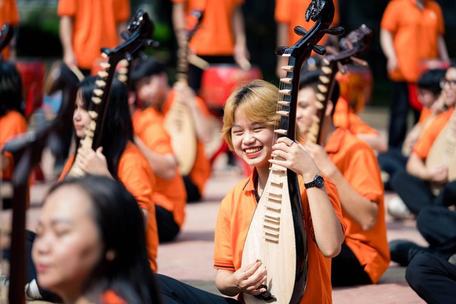 Dịp Quốc Khánh, người trẻ cùng thể hiện tinh thần dân tộc bằng MV nhạc cụ truyền thống 1350 người trình diễn - Ảnh 2.