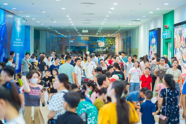 Trung tâm thương mại Vincom trên khắp cả nước đông kín khách dịp nghỉ lễ Quốc khánh - Ảnh 1.