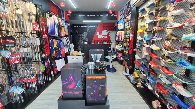Shop cầu l&ocirc;ng VNB Long Xuy&ecirc;n &ldquo;b&ugrave;ng nổ&rdquo; khai trương, ưu đ&atilde;i lớn - Ảnh 1.