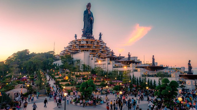 H&agrave;ng ng&agrave;n người c&ugrave;ng đếm ngược đ&oacute;n năm mới trong ph&aacute;o hoa rực rỡ tại T&acirc;y Ninh - Ảnh 1.