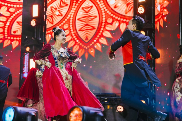 &ldquo;Phố Đ&ocirc;ng&rdquo; H&agrave; Nội &ldquo;sốt rần rần&rdquo; với m&agrave;n bắn ph&aacute;o hoa ch&agrave;o năm mới 2024, đạt kỷ lục gần 160.000 lượt kh&aacute;ch - Ảnh 8.