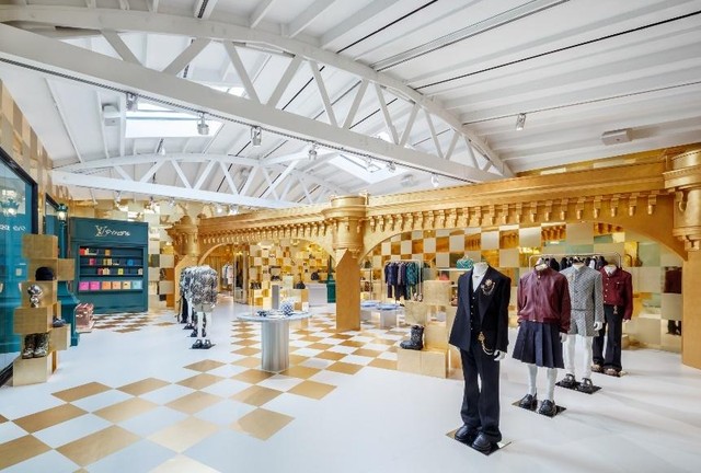 Nhiều cửa hàng Louis Vuitton khoác áo mới đón chào BST đầu tay của Pharrell Williams - Ảnh 2.