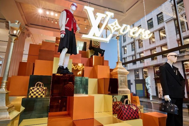 Nhiều cửa hàng Louis Vuitton khoác áo mới đón chào BST đầu tay của Pharrell Williams - Ảnh 3.